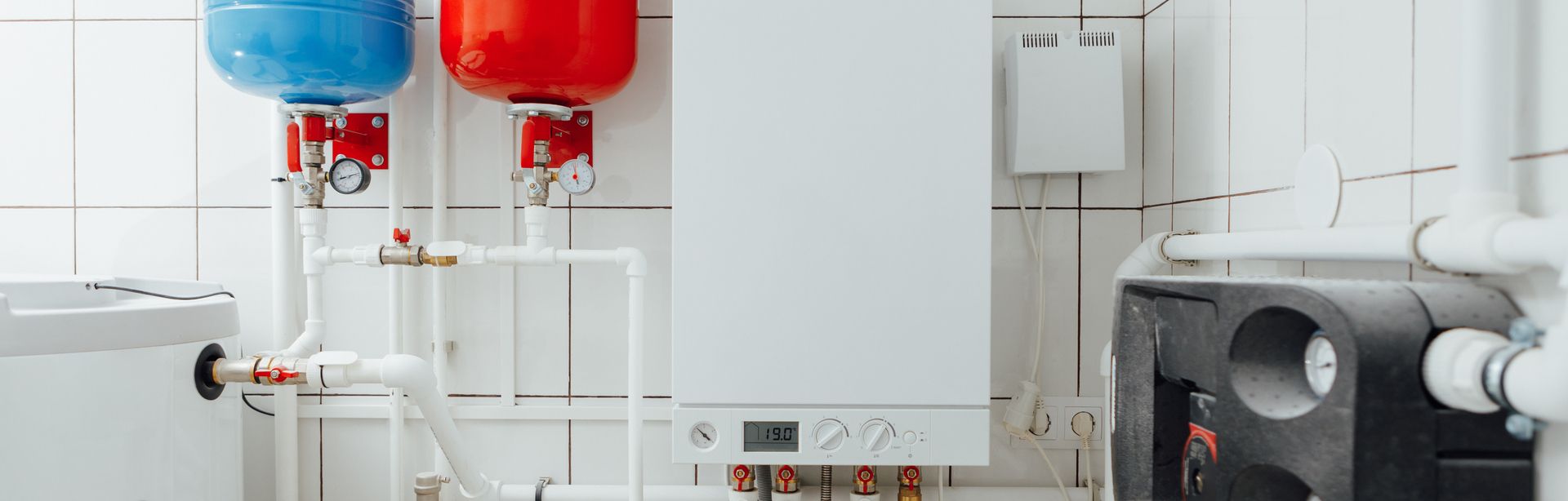 Wärmepumpe und Heizkessel im Keller eines Kunden